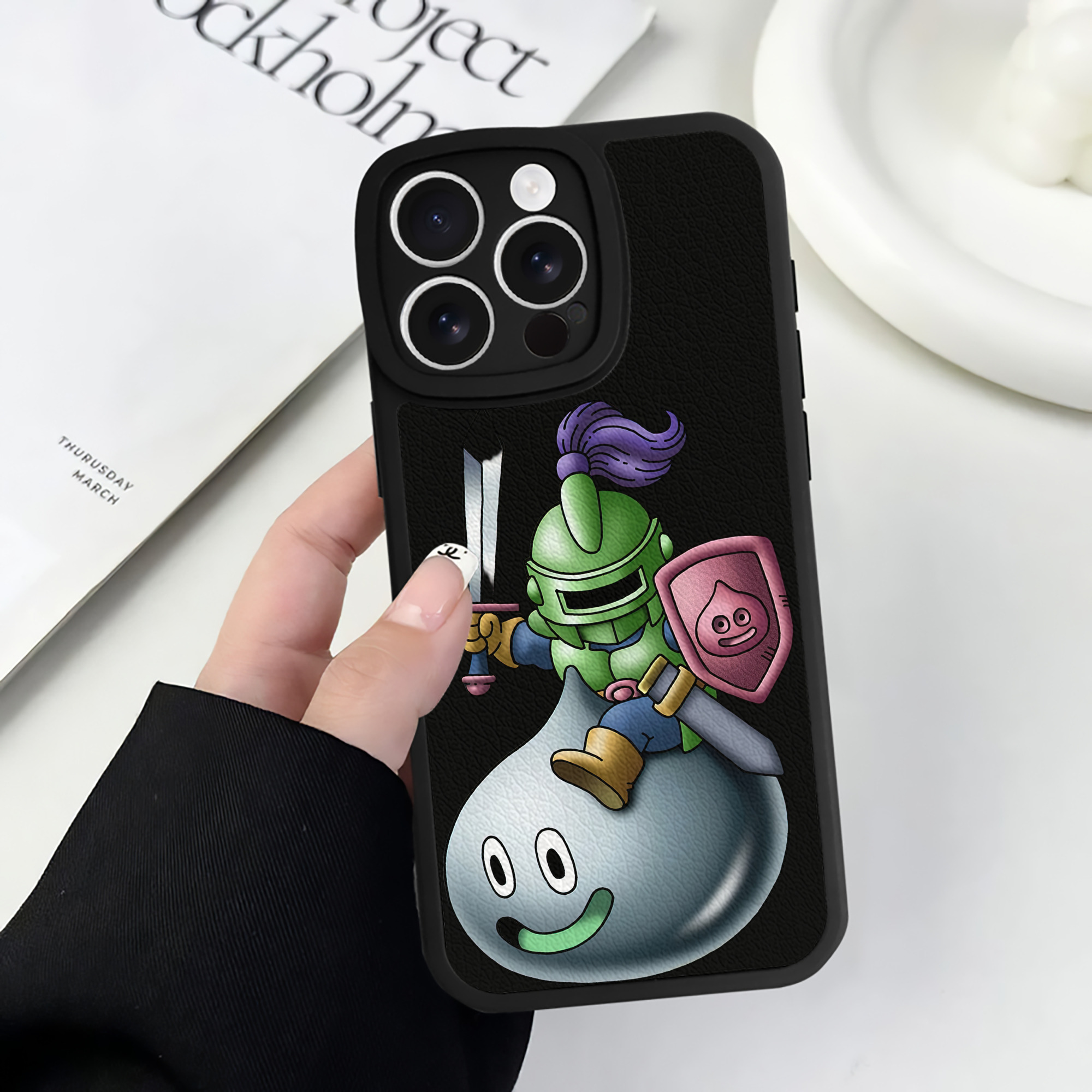 （画像用） ドラゴンクエスト Doragon Kuesuto Dragon Quest 【iPhone 16シリーズ対応】シリコンスマホケース（レザー調） 材質：シリコン